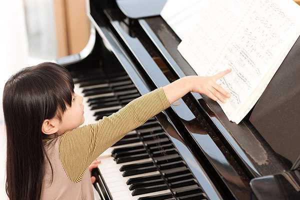 金贝供卵的费用大概多少，儿童几岁学钢琴最好 学钢琴越早越好并不可取