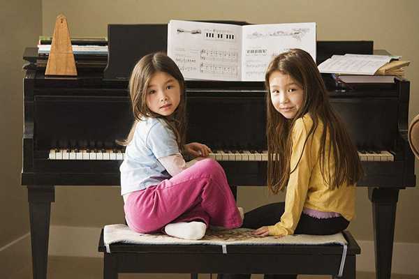 金贝供卵的费用大概多少，儿童几岁学钢琴最好 学钢琴越早越好并不可取